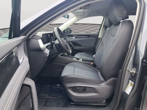 New 2025 Volkswagen Tiguan SE FWD image 12