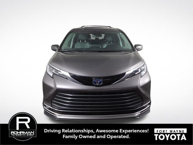 Used 2024 Toyota Sienna Limited AWD/4WD image 3