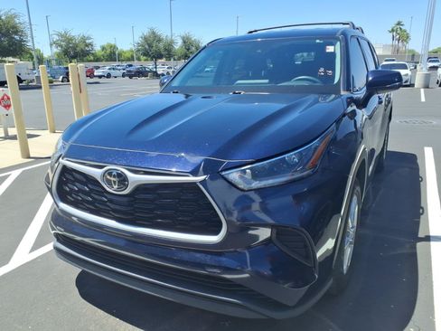 Used 2021 Toyota Highlander L FWD image 1