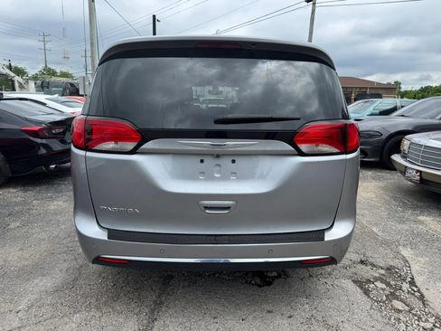 Used 2019 Chrysler Pacifica Touring-L FWD image 5