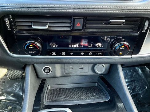 Used 2022 Nissan Rogue SV image 26