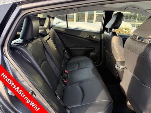 Used 2022 Toyota Prius XLE image 12