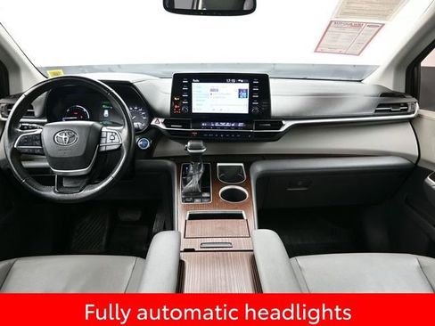 Used 2022 Toyota Sienna XLE image 12