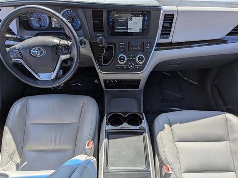 Used 2017 Toyota Sienna XLE Premium FWD image 14