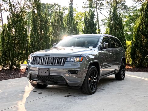 Used 2022 Jeep Grand Cherokee Laredo X AWD/4WD image 5