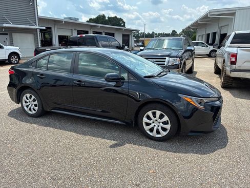 Used 2025 Toyota Corolla LE FWD image 2