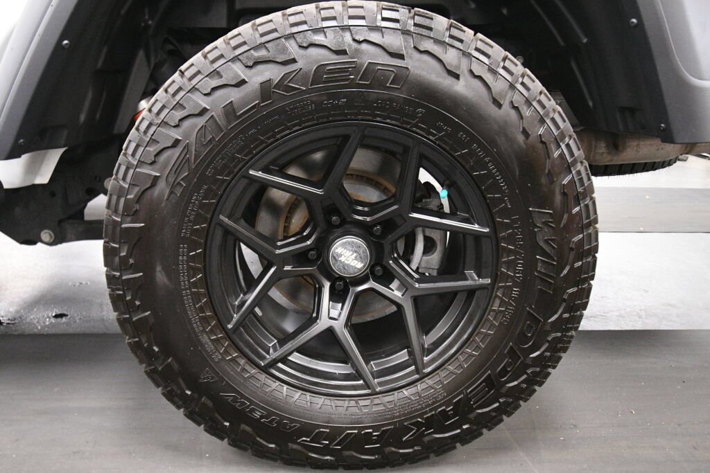 Used 2024 Jeep Gladiator Mojave w/ Technology Group AWD/4WD image 32