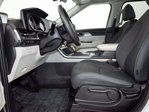 Certified 2023 Kia Carnival LX FWD image 12