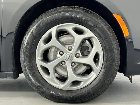 Used 2023 Chrysler Pacifica Limited image 38