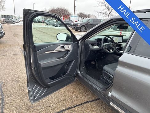 Used 2025 Ford Explorer Active AWD/4WD image 10