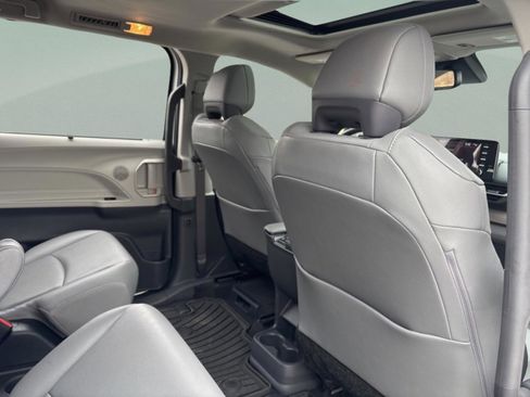 Used 2024 Toyota Sienna XLE image 31