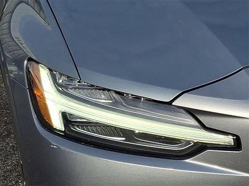 Used 2021 Volvo S60 T5 Inscription image 9