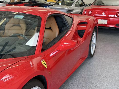 Used 2018 Ferrari 488 GTB RWD image 10