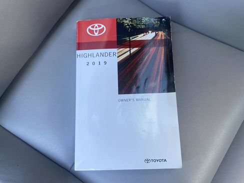 Used 2019 Toyota Highlander XLE AWD/4WD image 35