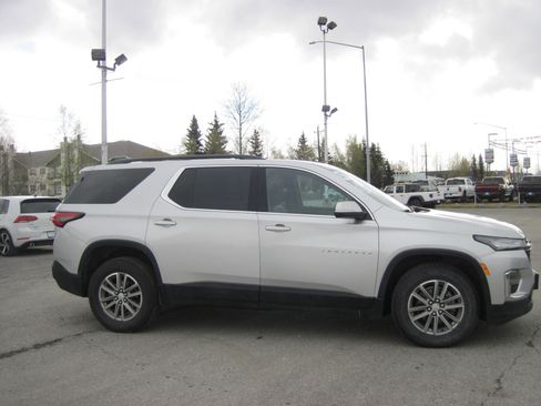 Used 2022 Chevrolet Traverse LT image 3