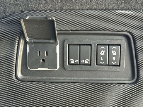 Used 2022 Cadillac Escalade Luxury RWD image 12