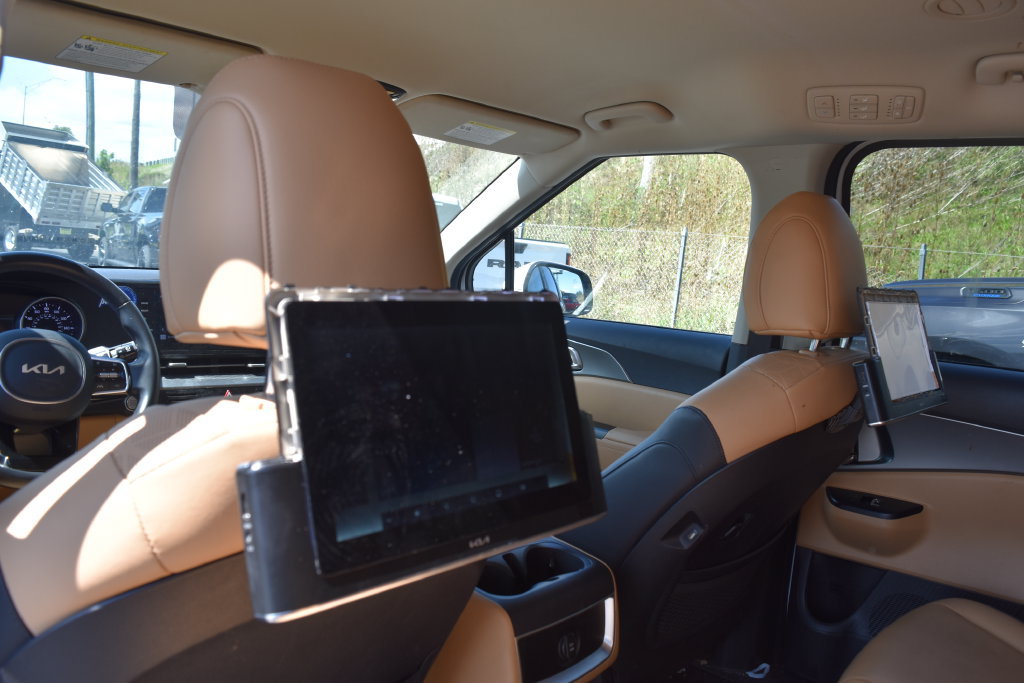 Used 2023 Kia Carnival LX FWD image 11