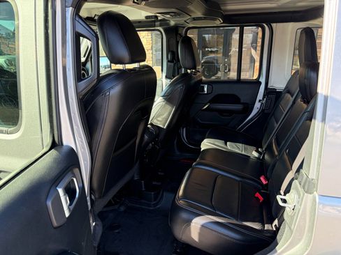 Used 2018 Jeep Wrangler Unlimited Sahara image 5