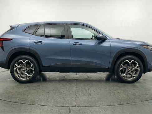 Used 2025 Chevrolet Trax LT FWD image 11