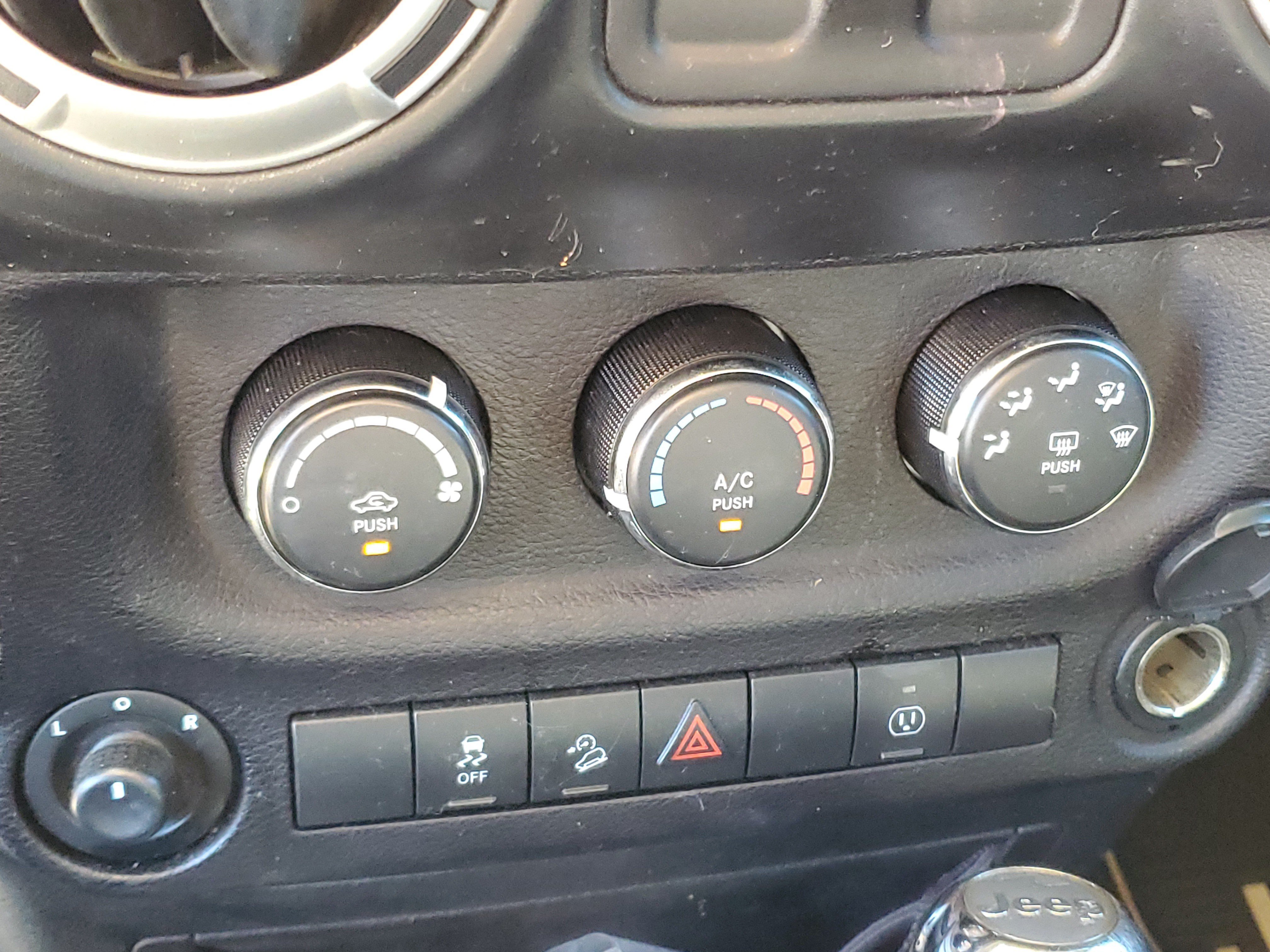 Used 2017 Jeep Wrangler Sahara w/ Connectivity Group AWD/4WD image 21