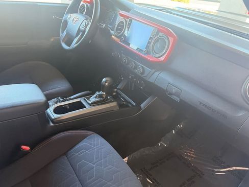 Used 2020 Toyota Tacoma TRD Sport AWD/4WD image 15