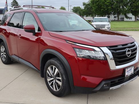 Used 2023 Nissan Pathfinder SL AWD/4WD image 4
