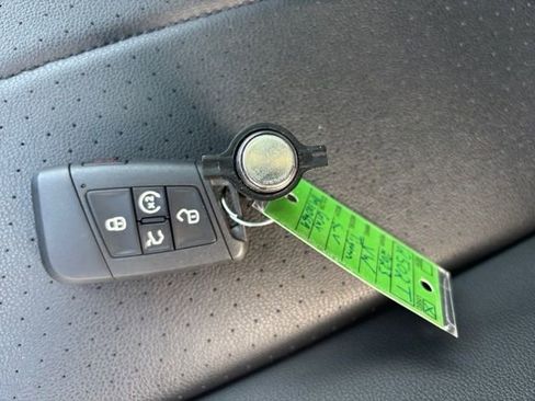 Used 2023 Volkswagen Tiguan SE w/ Panoramic Sunroof Package FWD image 29
