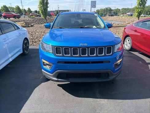 Used 2019 Jeep Compass Latitude w/ Cold Weather Group AWD/4WD image 2