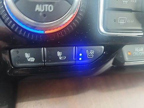 Used 2023 GMC Yukon Denali Ultimate AWD/4WD image 32