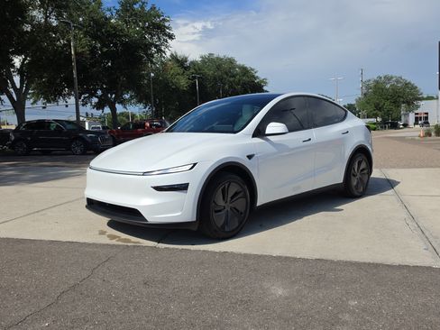 Used 2026 Tesla Model Y 2WD image 3