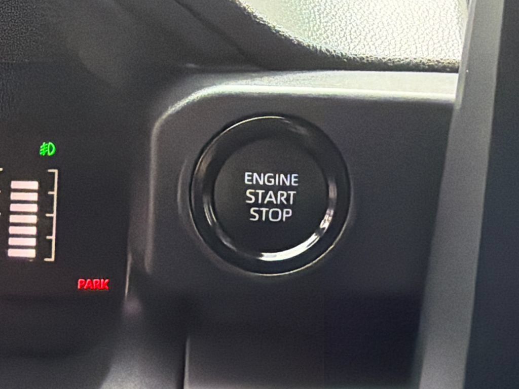 Used 2025 Toyota Tacoma SR5 AWD/4WD image 25