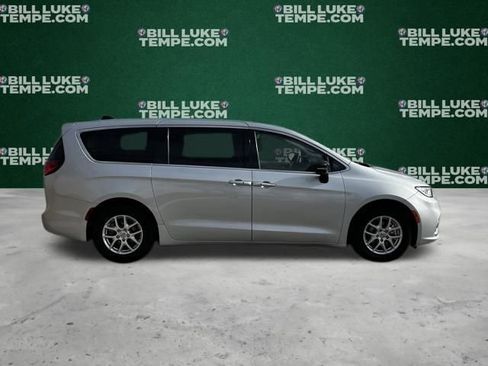 Used 2024 Chrysler Pacifica Touring-L image 4