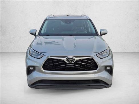 Used 2020 Toyota Highlander XLE FWD image 2