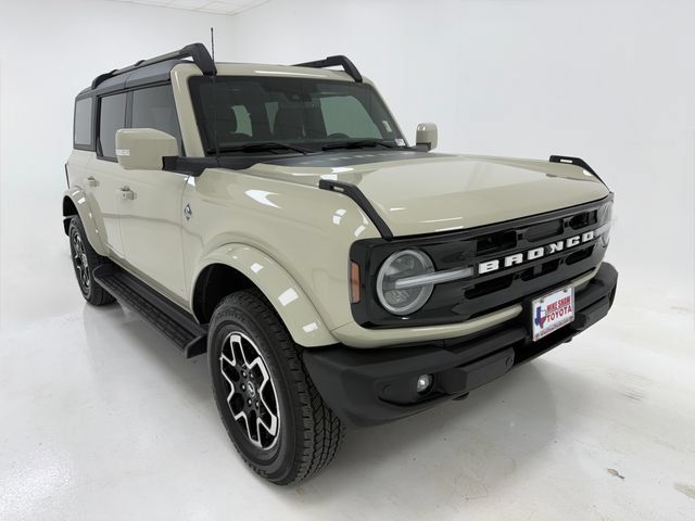 Used 2025 Ford Bronco Outer Banks AWD/4WD image 2