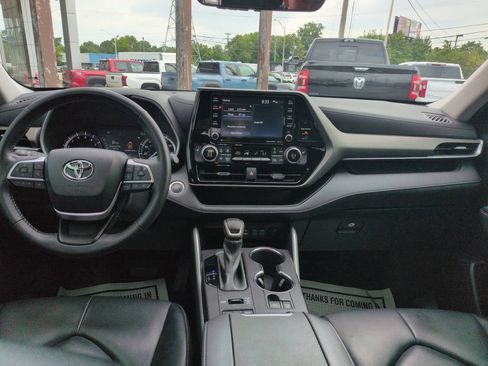 Used 2022 Toyota Highlander XLE AWD/4WD image 12