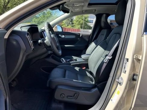 Used 2025 Volvo XC40 B5 Plus AWD/4WD image 5