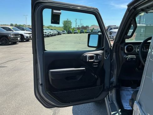 Used 2023 Jeep Gladiator Sport AWD/4WD image 29