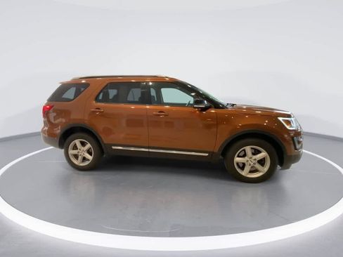 Used 2017 Ford Explorer XLT w/ Equipment Group 202A AWD/4WD image 9
