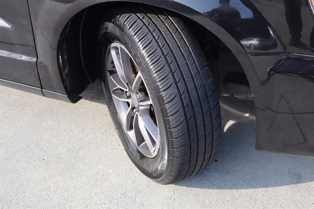 Used 2016 Chrysler Town & Country Touring FWD image 11
