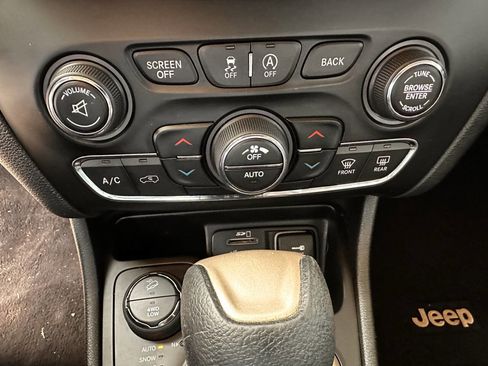 Used 2015 Jeep Cherokee Latitude w/ Comfort/Convenience Group image 14