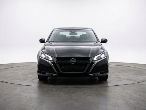 Used 2025 Nissan Altima 2.5 SV image 2