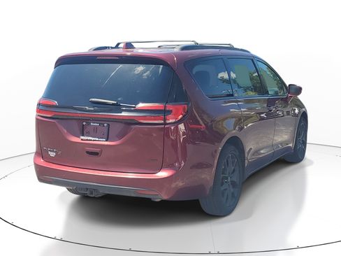 Used 2021 Chrysler Pacifica Touring-L w/ Uconnect Theater Family Group AWD/4WD image 6