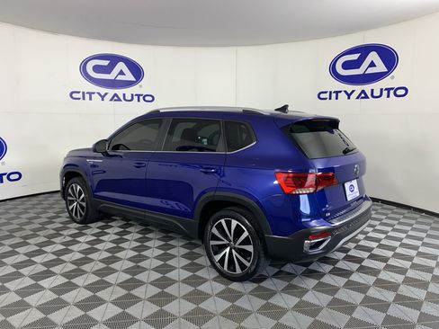 Used 2023 Volkswagen Taos SE w/ Panoramic Sunroof Package FWD image 5