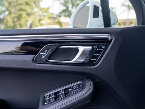 Certified 2025 Porsche Macan image 17