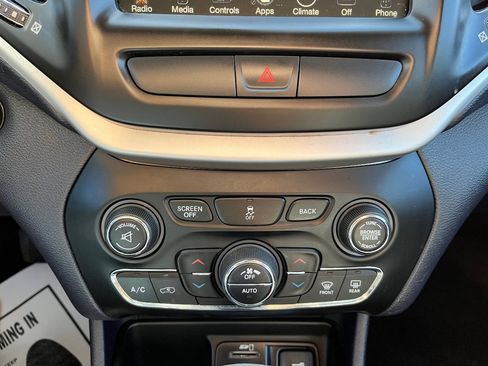 Used 2017 Jeep Cherokee Limited image 15