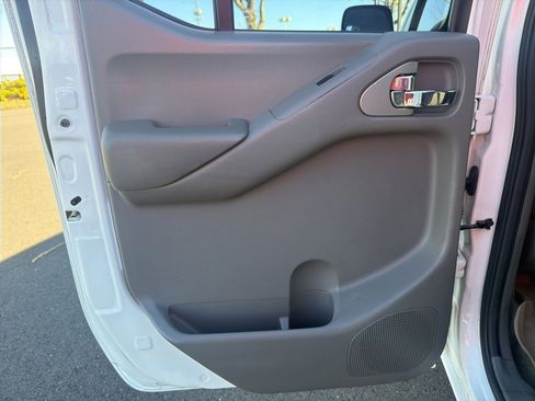 Used 2013 Nissan Frontier SV image 17