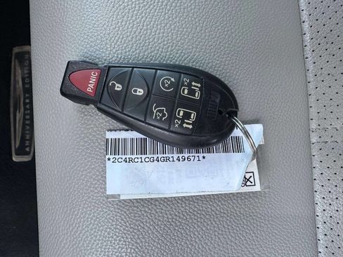 Used 2016 Chrysler Town & Country Touring-L FWD image 36