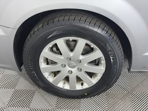 Used 2015 Chrysler Town & Country Touring image 8