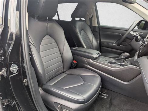 Used 2022 Toyota Highlander XLE image 24
