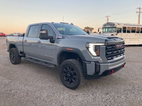 Used 2024 GMC Sierra 2500 AT4 w/ Technology Package AWD/4WD image 10